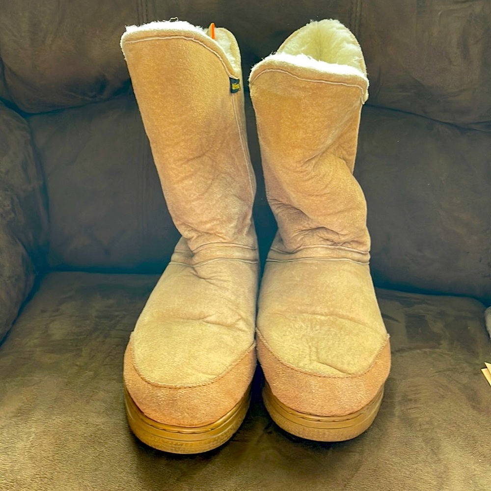 Old Friend Sherpa lined Boots. Size 8 Hardly worn one smudge spot (ck picture)